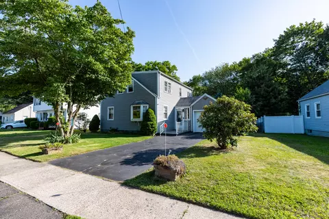 302 E Pasadena Pl, Bridgeport, CT 06610