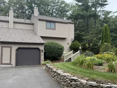17 Maple Ln #17, Avon, CT 06001
