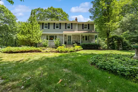 100 Fairhaven Dr, Middlebury, CT 06762