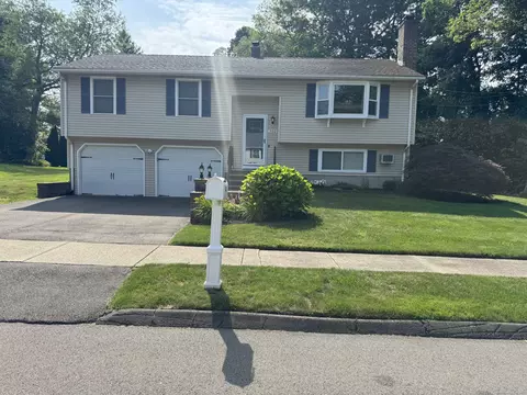 352 Knob Hill Dr, Hamden, CT 06518