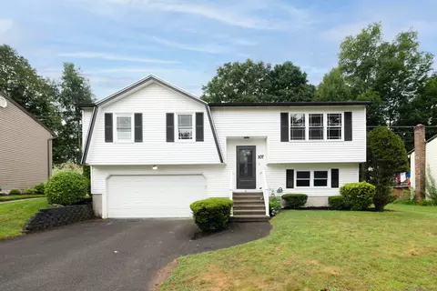 107 Meetinghouse Rdg, Meriden, CT 06450