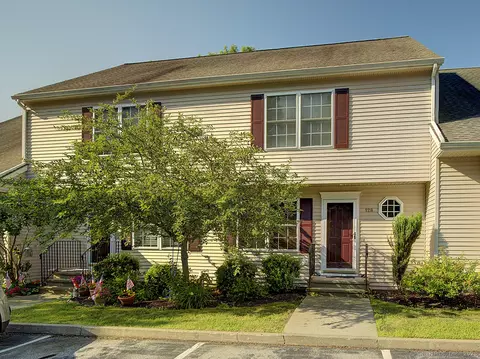 128 Briar Ln #128, Norwich, CT 06360