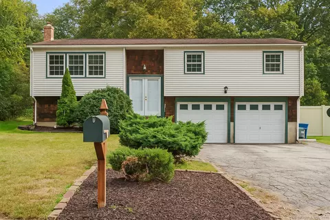 10 Crestview Dr, Gales Ferry, CT 06335