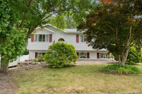 17 Joy Ln, Uncasville, CT 06382