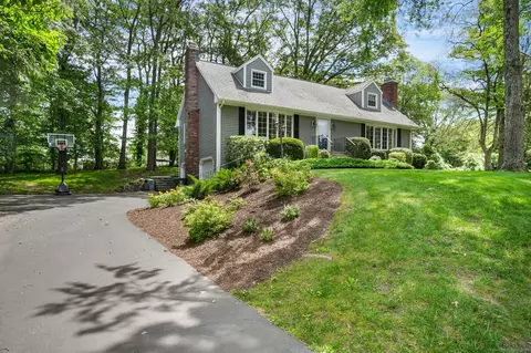 29 Saybrook Rd, Trumbull, CT 06611