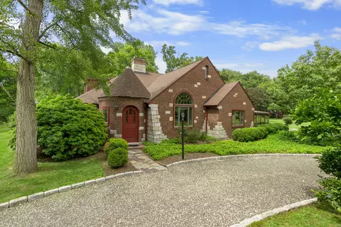 1180 Merwins Ln, Fairfield, CT 06824