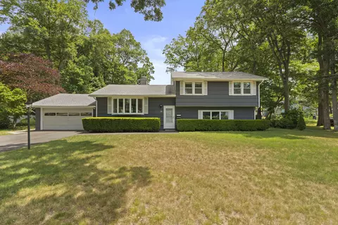 66 Oakwood Dr, North Haven, CT 06473