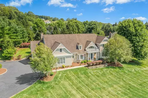 2 Wentworth Dr, Newtown, CT 06470
