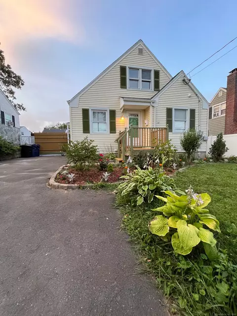 65 Linwood St, West Haven, CT 06516