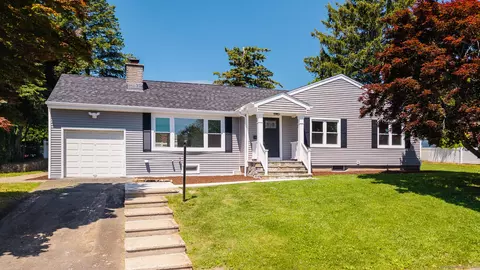 7 Locust St, Trumbull, CT 06611