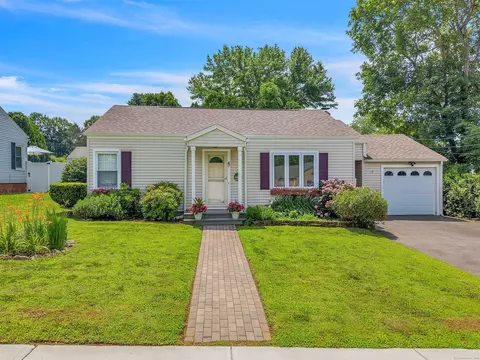 47 Norman St, Waterford, CT 06385