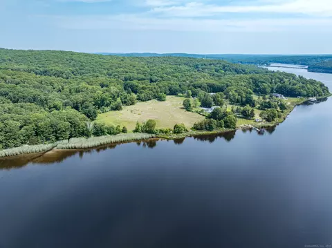 17 Massapeag Point Rd # B, Montville, CT 06382