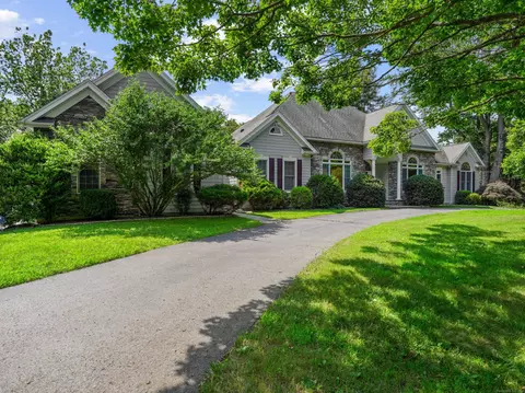 20 Country Ct, Woodbridge, CT 06525
