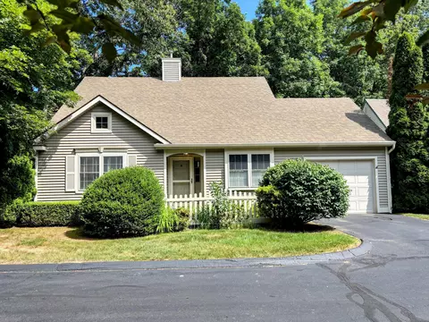 2 Apple Blossom Ln, Niantic, CT 06357