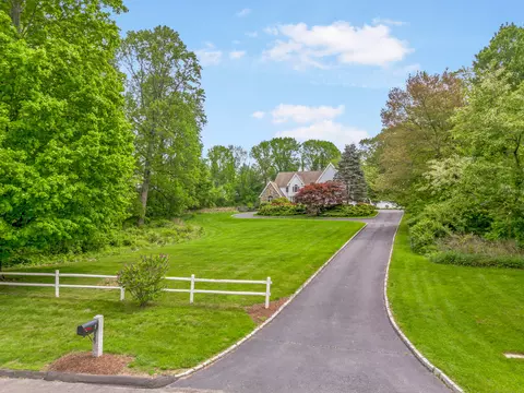 7 Merlins Ln, Newtown, CT 06470