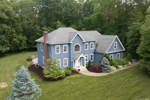 2 Warren Gln, Burlington, CT 06013