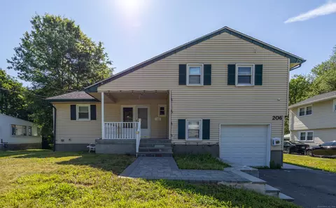 206 Mohegan Dr, West Hartford, CT 06117