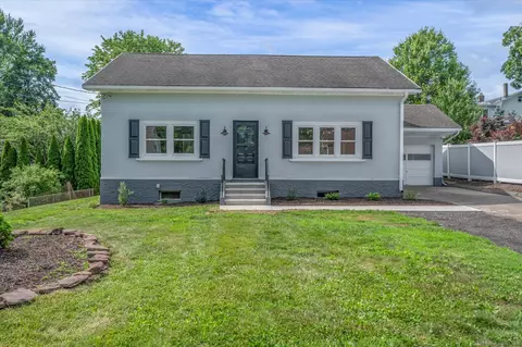 2 Riverview Pl, Cromwell, CT 06416