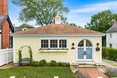 5 S Main St, Essex, CT 06426