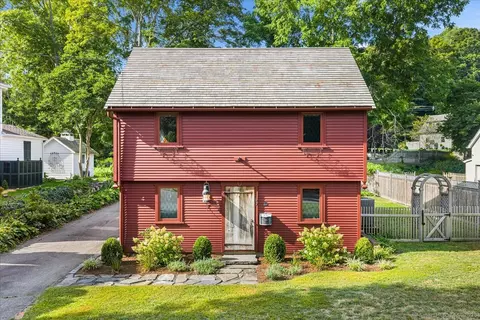 60 N Main St, Essex, CT 06426