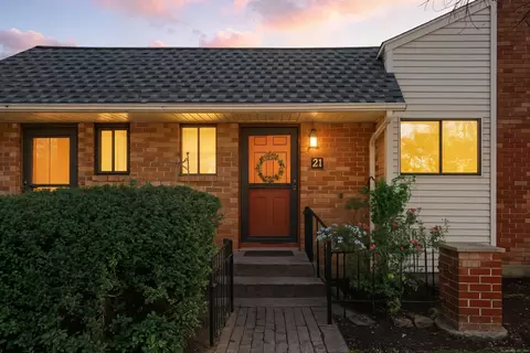 21 Danforth Ln #21, West Hartford, CT 06110
