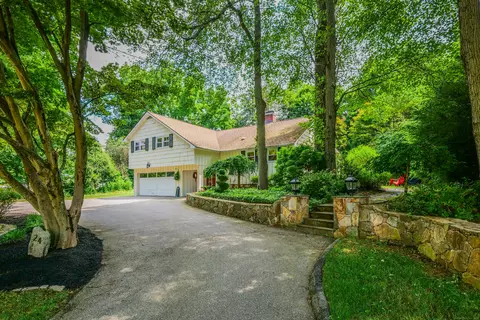 24 Buttonball Ln, Glastonbury, CT 06033
