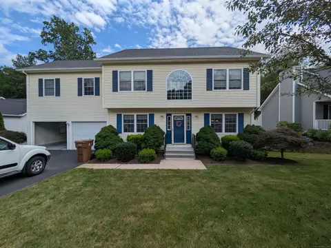 61 Basking Brook Ln, Shelton, CT 06484