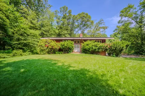 4 Northrop Rd, Woodbridge, CT 06525