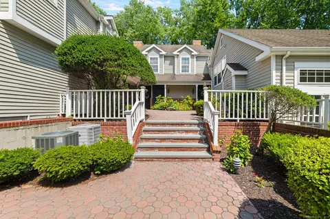 306 Hadley Dr #306, Trumbull, CT 06611