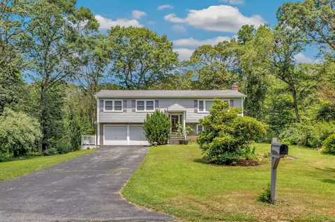 59 Laurel Wood Dr, Shelton, CT 06484