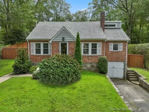 8 Gillies Ln, Norwalk, CT 06854