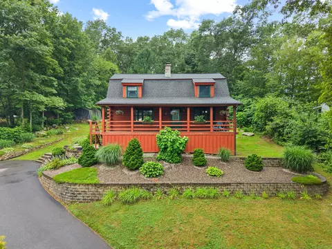 40 Devonshire Dr, Waterford, CT 06385