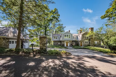 448 Lake Dr, Guilford, CT 06437