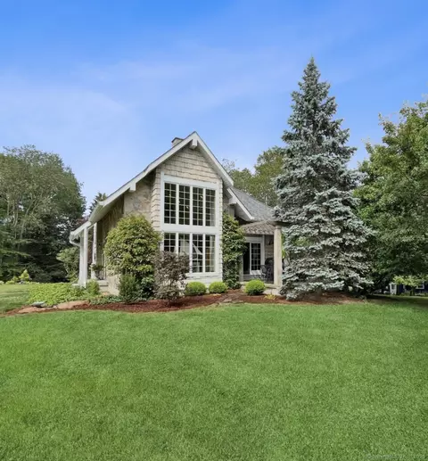 32 Meeks Point Rd, East Hampton, CT 06424