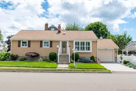2 Oak Ter, Stratford, CT 06614