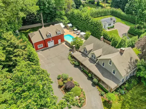2024 Stratfield Rd, Fairfield, CT 06825
