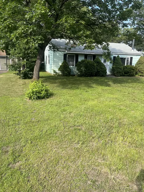 428 Litchfield Dr, Windsor Locks, CT 06096