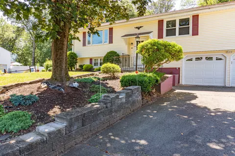 76 Brookview Rd, Windsor, CT 06095