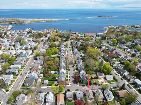 23 Harborview Pl, Bridgeport, CT 06605