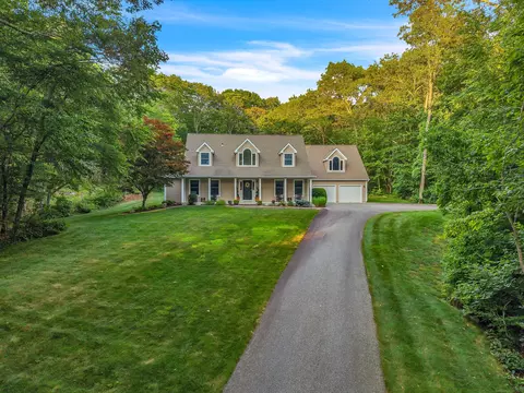 16 Manatuck Dr, Waterford, CT 06385