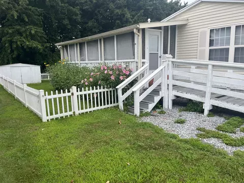 61 Elm St, East Windsor, CT 06088