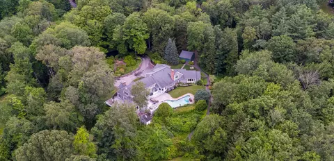 8 Up The Rd, Simsbury, CT 06092