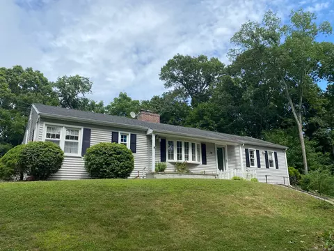 18 Beach Park Rd, Clinton, CT 06413