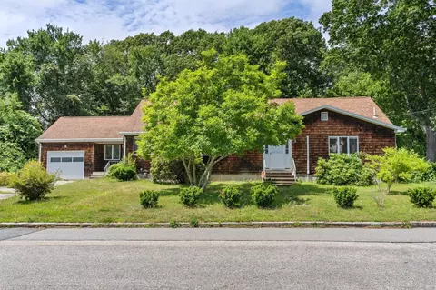 61 Mansfield Rd, New London, CT 06320