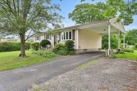 18 Hemingway St, Plainville, CT 06062