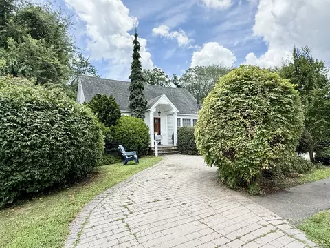 271 Jeniford Rd, Fairfield, CT 06824