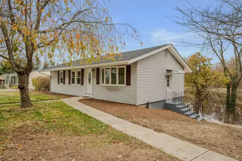 6 Arrowhead Dr, Ledyard, CT 06339