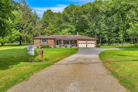 449 Mohegan Avenue Pkwy, Quaker Hill, CT 06375