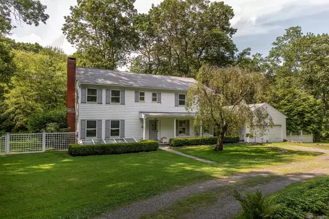 2 Bridgeworth Ln, Sherman, CT 06784