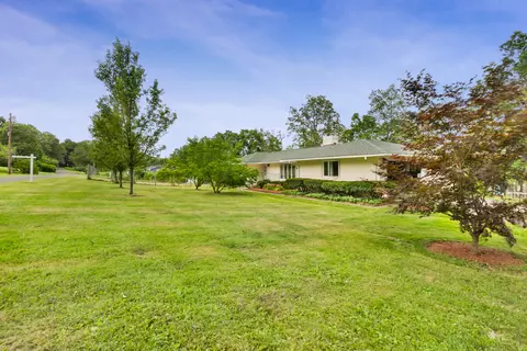 5 Blackthorn Dr, New Fairfield, CT 06812